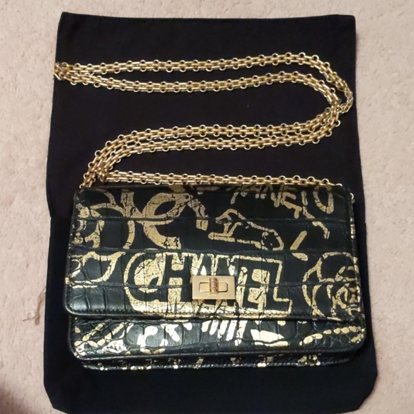 SOLD CHANEL*RARE* Paris-New York 2019 Graffiti WOC - Picture 6 of 16